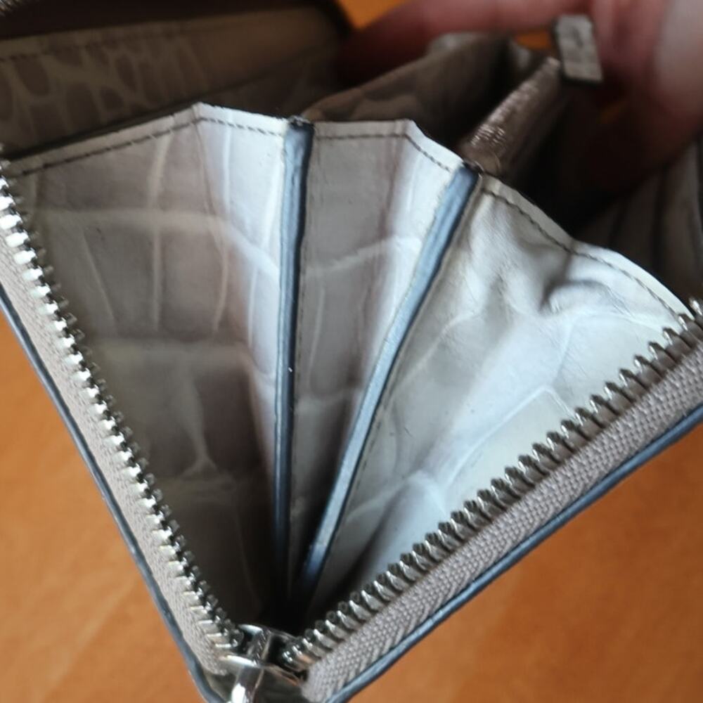 TUMI white Embossed Leather Zip-Around Large Wallet 12 Credit Card Slots GUC - Picture 8 of 11